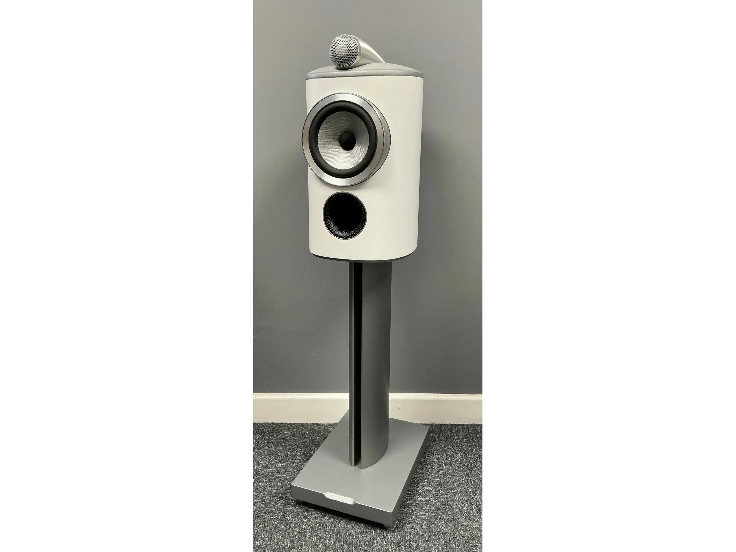 Bowers & Wilkins 805 D4 White Bookshelf Speakers with FS-805 Silver Floor Stands (Ex demonstration) - Image 4
