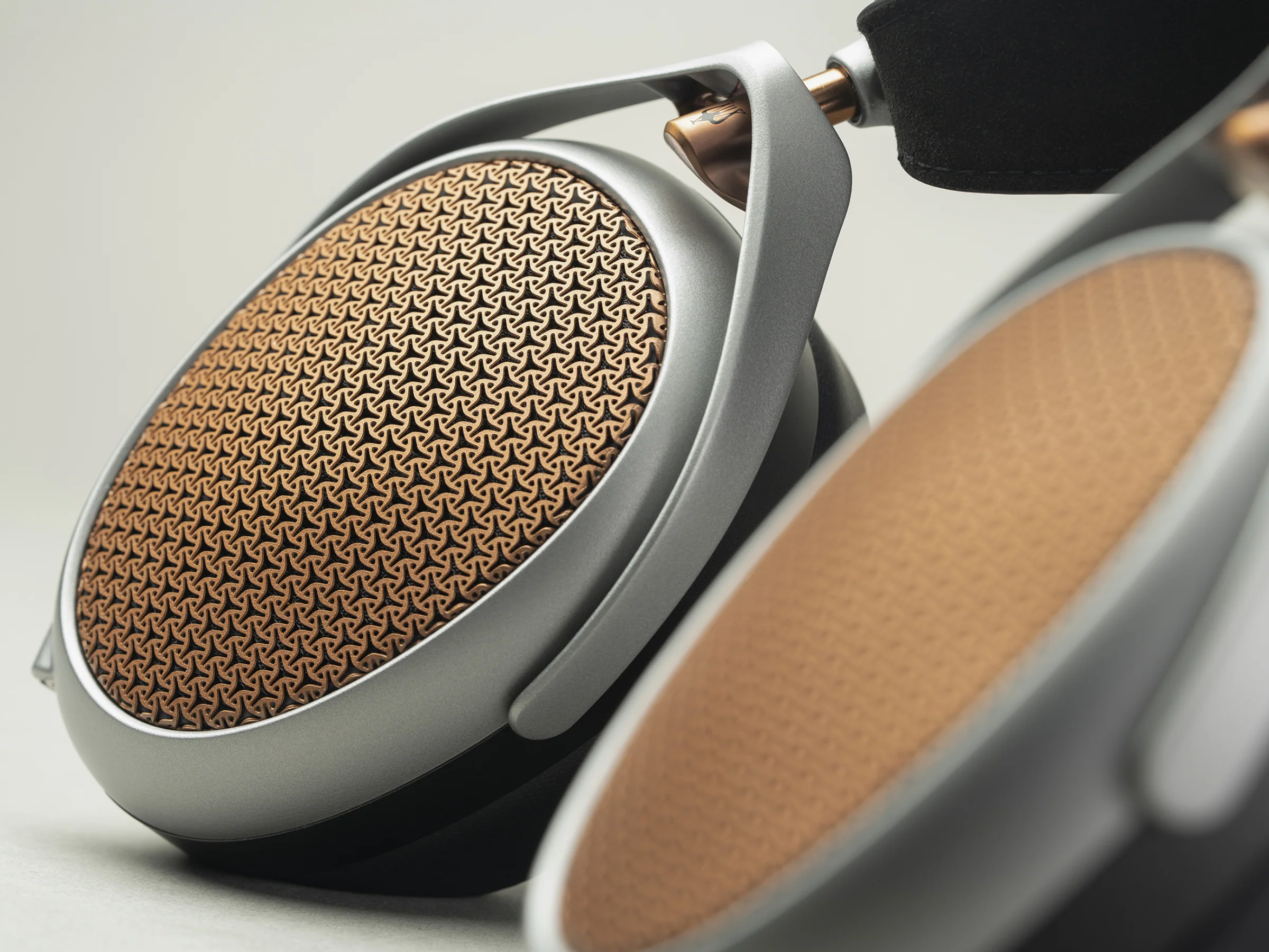Audiolab D9 DAC Headphone Amplifier with Meze Poet Open-Back Headphones - Image 32