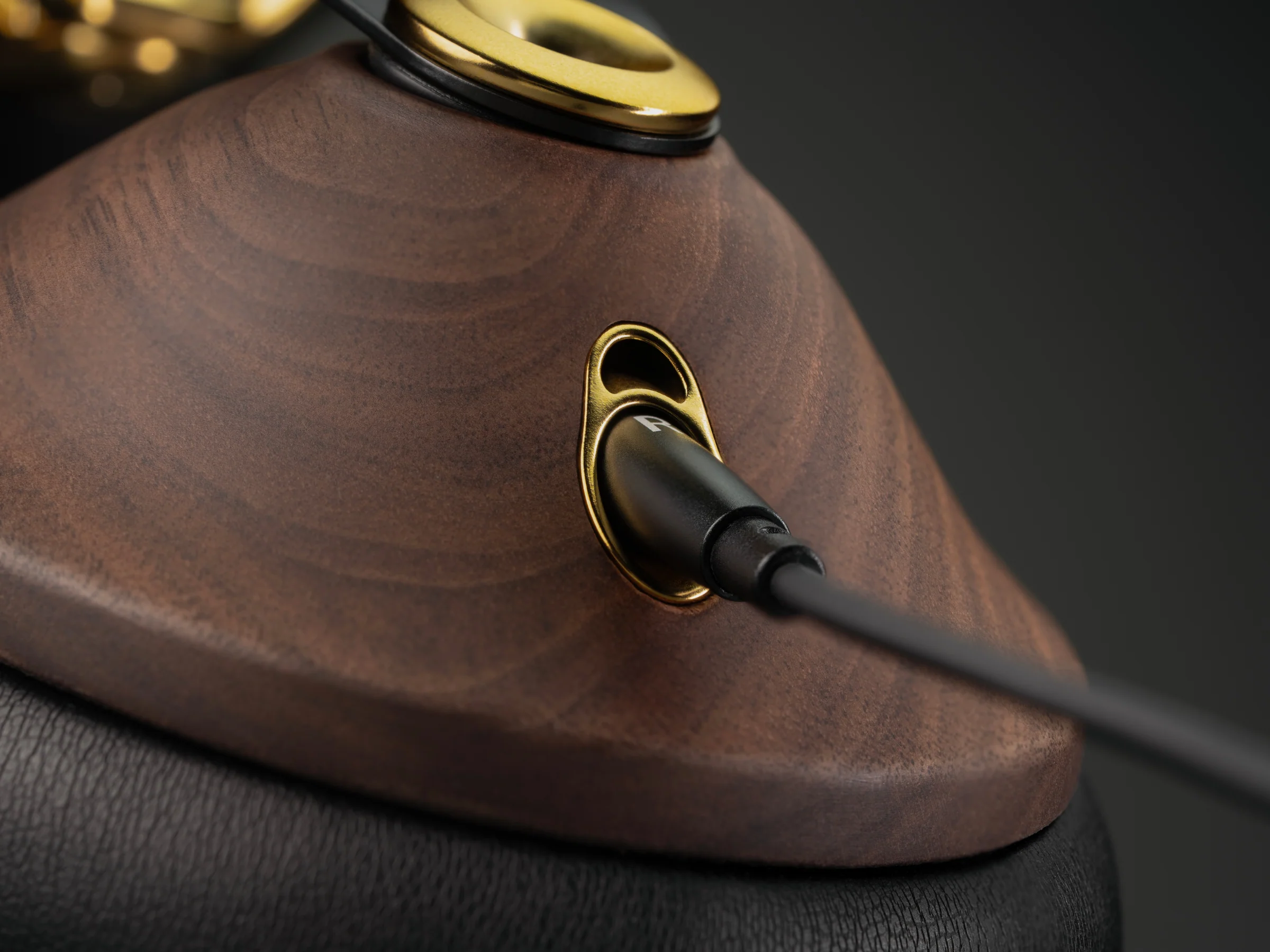 Meze 99 Classics 2nd Generation Closed Back Headphones - Image 9