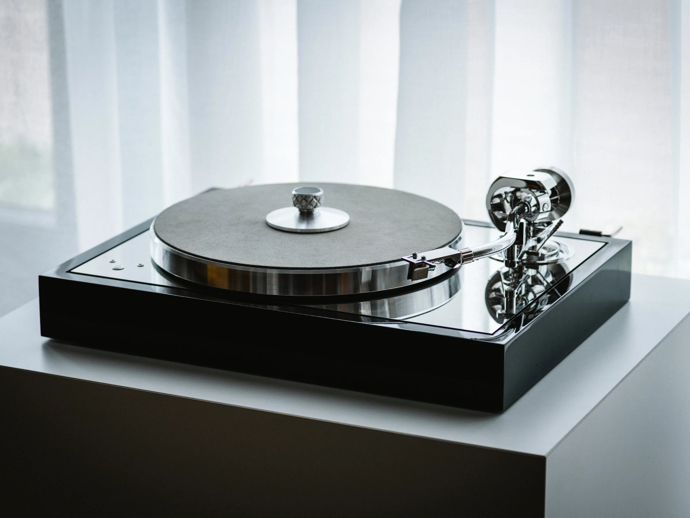 Pro-Ject The Classic Reference Turntable - Image 10