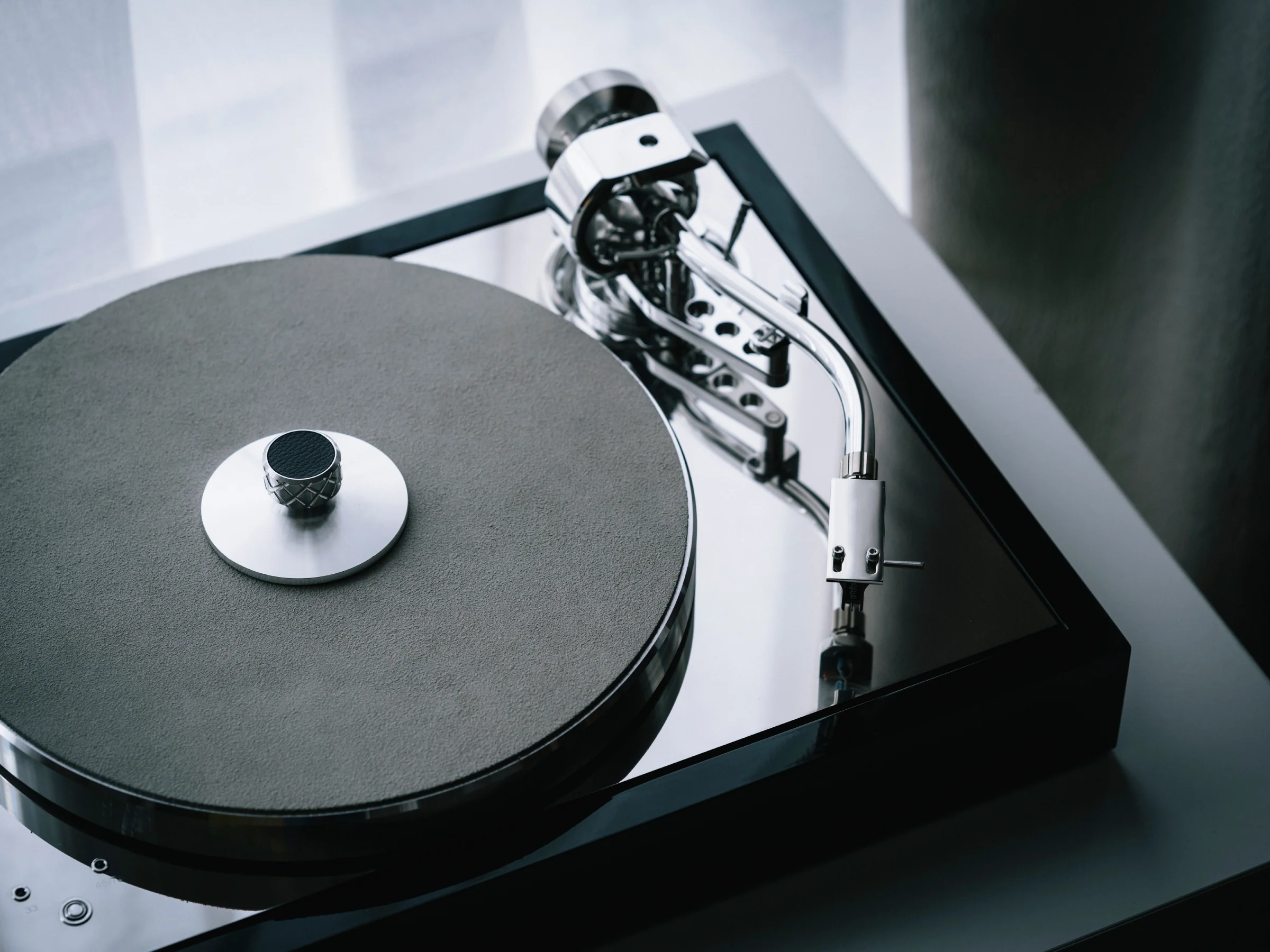 Pro-Ject The Classic Reference Turntable - Image 12