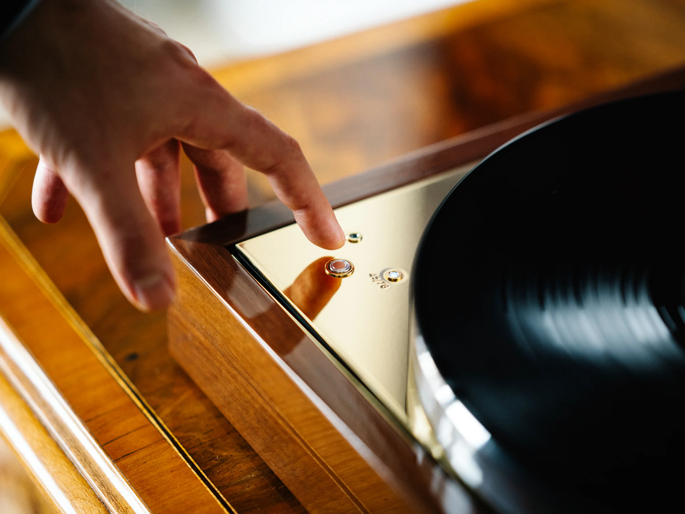 Pro-Ject The Classic Reference Turntable - Image 19