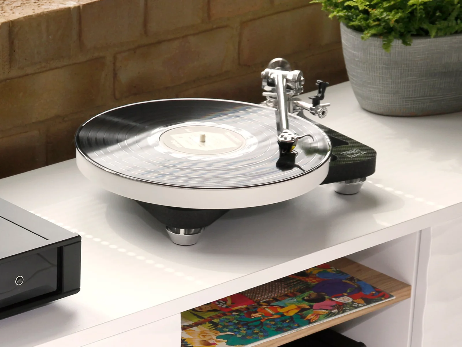 Rega NAIA Turntable - Image 2