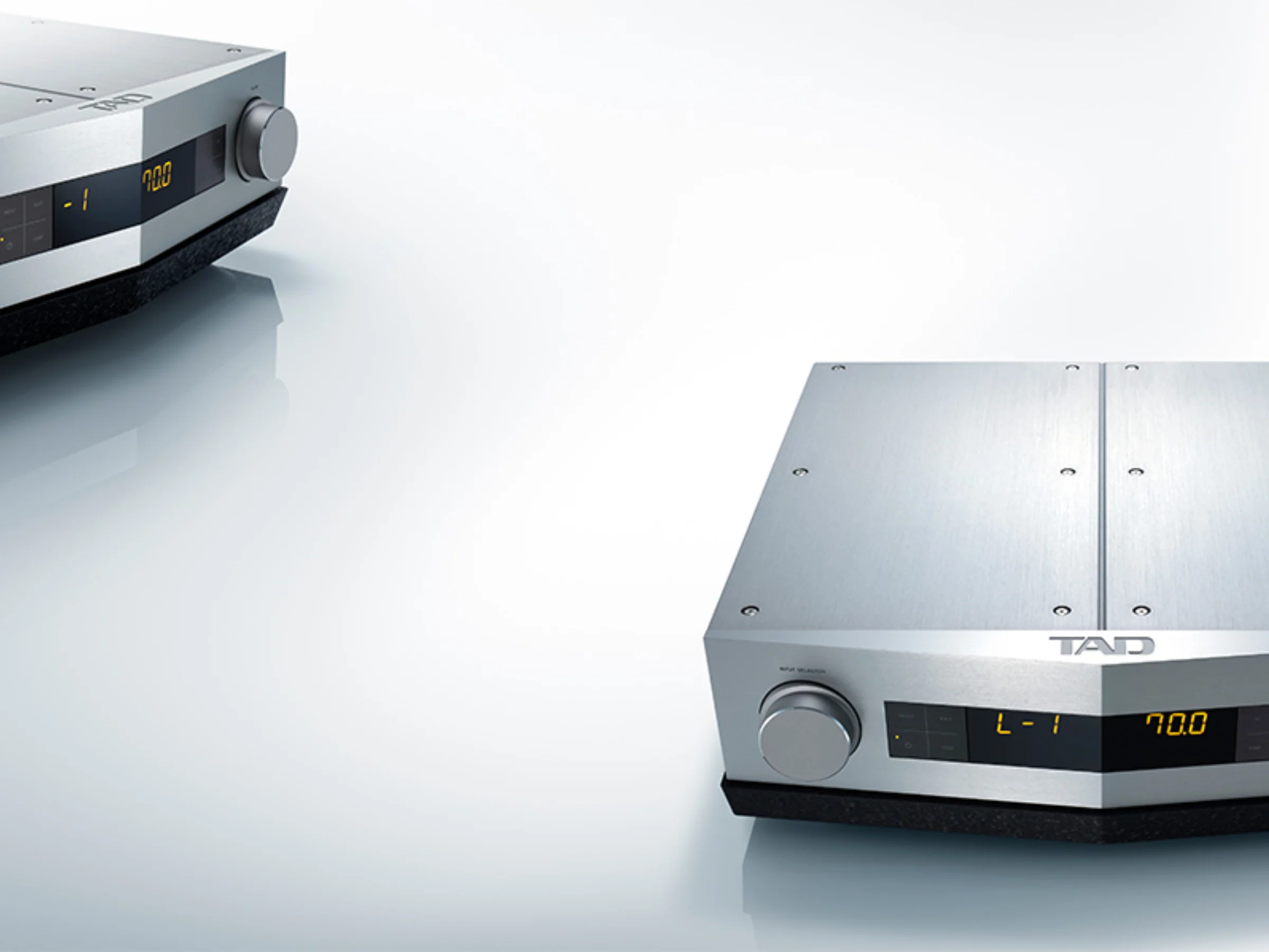 TAD C700 Reference Pre-Amplifier - Image 6