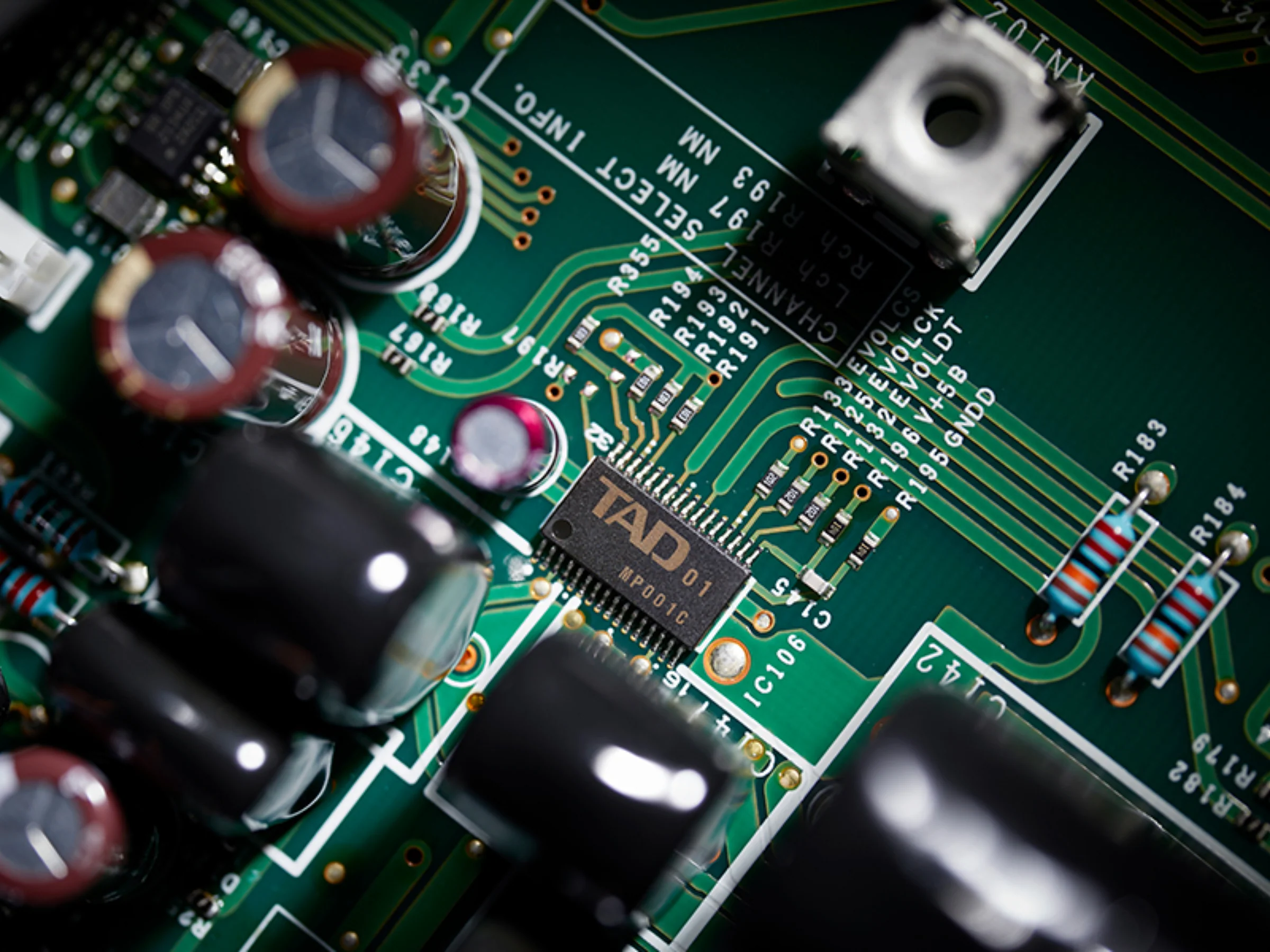 TAD C700 Reference Pre-Amplifier - Image 8
